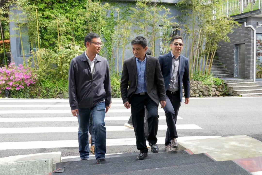 梁国靖带队前往中林·商量岗旅游...